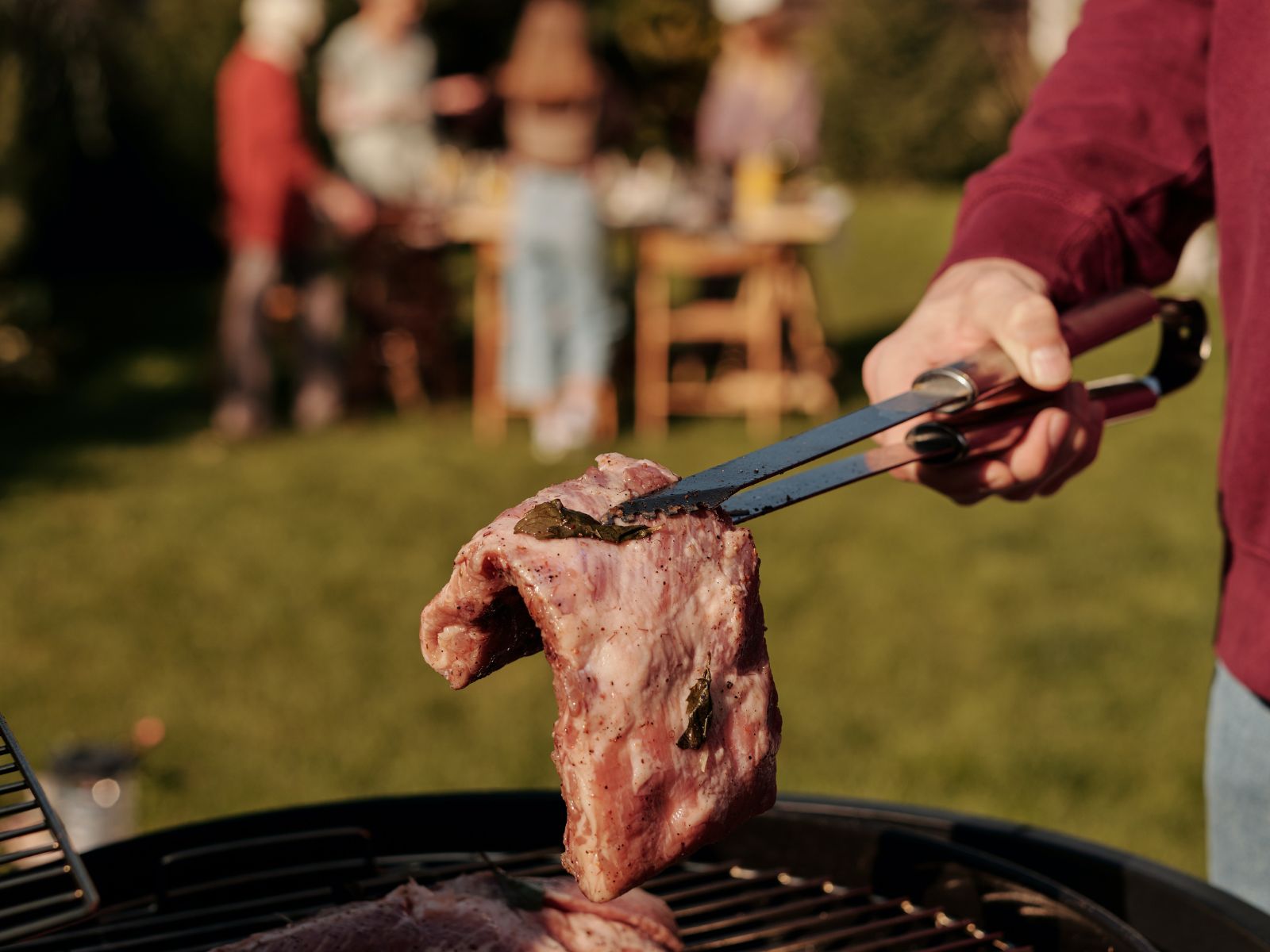 Immagini Stock - Grande Griglia Per Fumatori Barbecue Al Parco